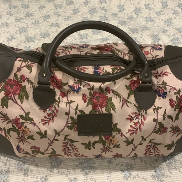 Laura Ashley Overnight Bag No 1 Floral matching Handles A Gorgeous must have Bag - Picture 3 of 11